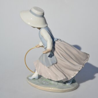 Lladró Porcelánová soška - Dievčatko s kovovou obručou - 3