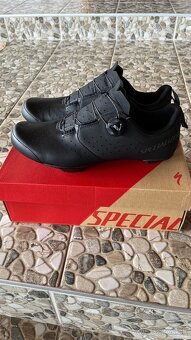 Tretry Specialized Black vel.45 - 3