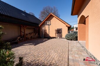 Priestranný rodinný dom s dvoj garážou, bazénom a krásnou zá - 3
