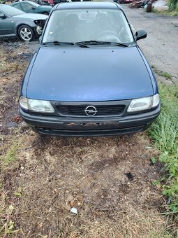 Rozpredám na diely Opel astra F - 3