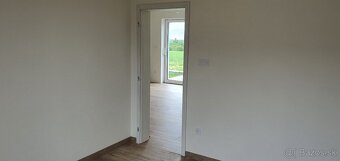 SKOLAUDOVANÉ Na predaj 3 a 4 izb. RD, Red oak, Lužianky - 3