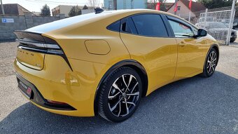 Toyota Prius 2.0 Plug-in Hybrid e-CVT za 34.990 € s DPH - 3