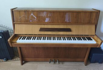 Predám troj pedálové piano značky Petrof - 3