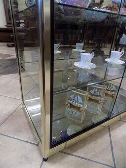 Sklenená vitrína s mosadzným rámom - 3