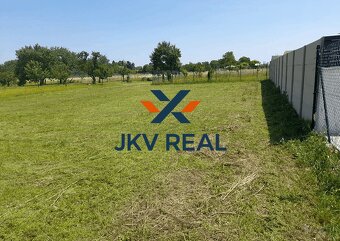 NA PREDAJ KRÁSNY ROVINATÝ POZEMOK V LEHNICIACH - 3