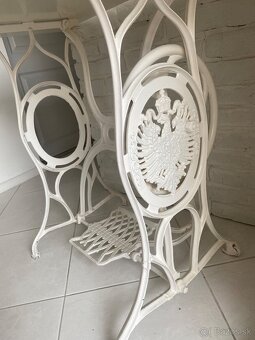 Biely stolík Singer - 3