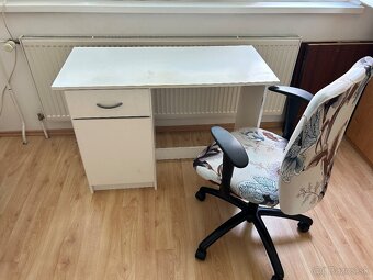 Predam 2 staršie PC stolíky a kancelárske stoličky - 3