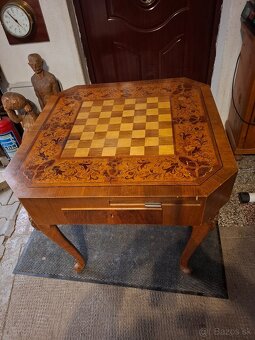 Predám starožitný intarzovaný šachový hráčský stolík 80cm x - 3