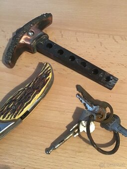 STARé RUKOVäTE Z NOží A KLUčE - 3