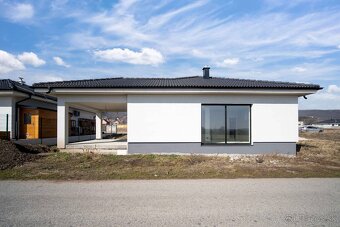 Novostavba- Bungalov s pekným výhľadom na Smolenický  zámok - 3