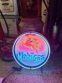 Velký neon Mobilgas, dekorace - 3