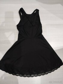 Krátke čierne letné šaty s čipkou - 3