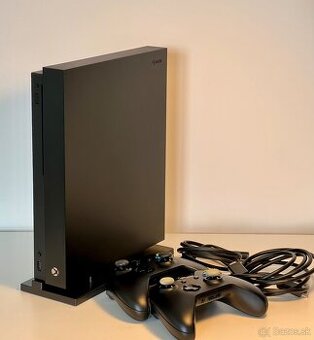 Xbox One X + 2 ovládače, 2 hry a stojan - 3