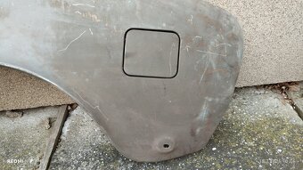 Pravý predný blatník aj s viečkom nádrže na Škoda 100/110R - 3