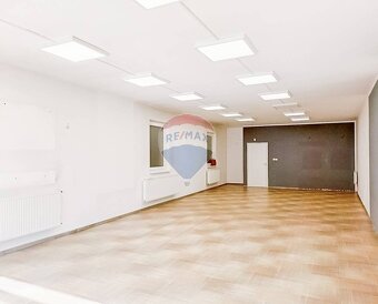 Obchodný priestor v centre mesta HLOHOVEC s výkladom na PREN - 3