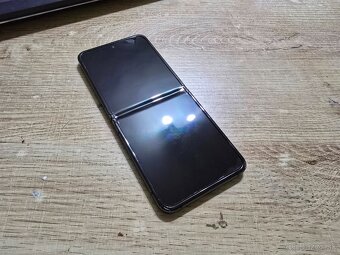 Samsung flip 4 plnefunckny v super stave ma len jemne znamky - 3