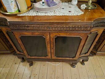 Set historického nábytku – 2 vitríny + 1 príborník - 3