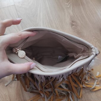 Kabelka so strapcami - 3