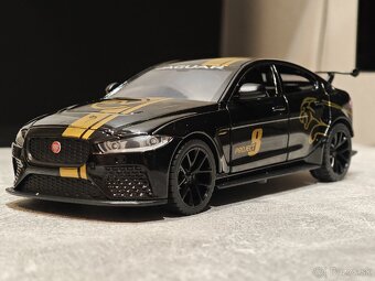Predám model jaguáru xe 1:24 - 3