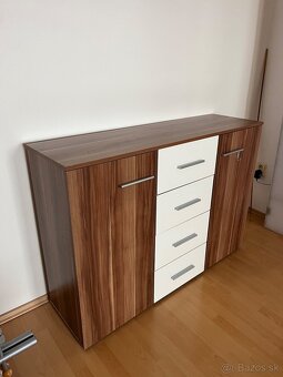 Moderná komoda v elegantnom drevodekore - 3