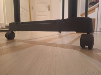Vešiak na kolečkách - 3
