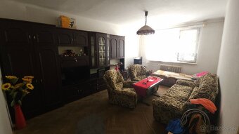 Priestranný 2-izbový byt v centre Vrábel čaká na premenu - 3