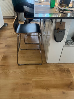 Predá 3 dizajnové  čierne barové stoličky. - 3