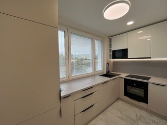 NOVINKA - MODERNÝ, KRÁSNY 3 IZBOVÝ BYT S LOGGIOU - 3