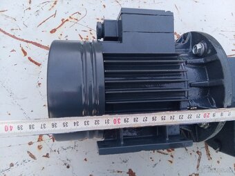 Snekova prevodovka s elektromotorom 0,37kW. - 3