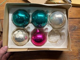 Staré Vianočné ozdoby s lampiónom a káblami. - 3