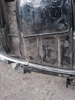 Maska audi prasknuté na spodku viď foto Cena 50eur - 3