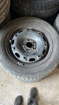Predám zimné pneu na plechových diskoch 5x100 - 3