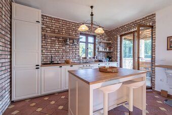 Exkluzívna kamenná vila s bazénom a výhľadom na prírodu v Ka - 3