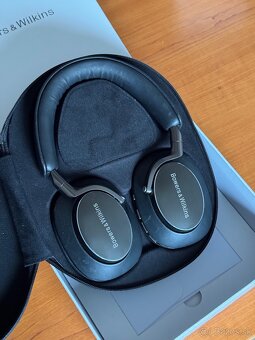 Bowers & Wilkins PX8 - 3