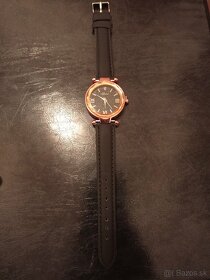 Elegantné dámske hodinky s čiernym remienkom - 3