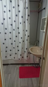 Prenajmem garsónku v centre s preskleným balkónom. - 3
