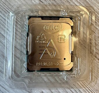 Intel® Core™ i7-6900K v 100% stave - 3