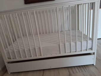 Predám detskú postieľku s matracom a prislusenstvom - 3