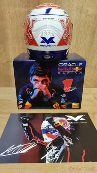 Max Verstappen - 2025 sezonna helma 1:2 + podpis karta - 3