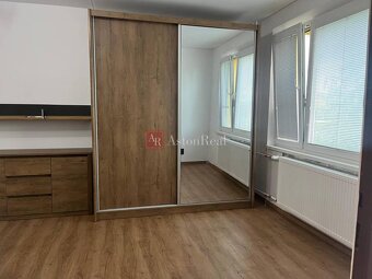 NA PRENÁJOM: 1i byt 40 m2, 4/5 posch. výťah, Beskydská 7. - 3