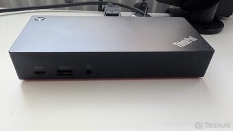SAMSUNG U28E590D 28" 4K UHD + stojan + dock Lenovo - 3