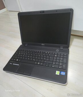 FUJITSU LifeBook A512 - Core i3 / 4 GB RAM / 320 GB HDD / - 3