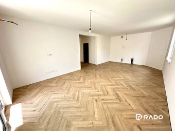 RADO | Trojizbový byt s obrovskou terasou + parking ZADARMO - 3