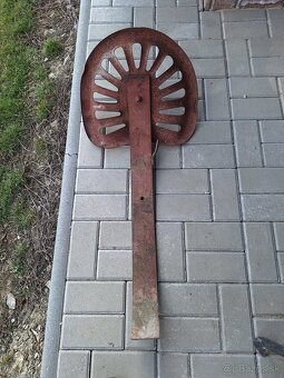 Predám starú kovovú sedačku na staré stroje - 3