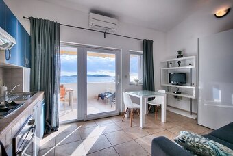 Predaj, novozrekonštruovaný dom s 3 bytmi, Vis, 100 m od mor - 3