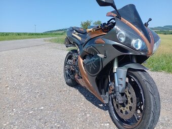 Yamaha R1 - 3