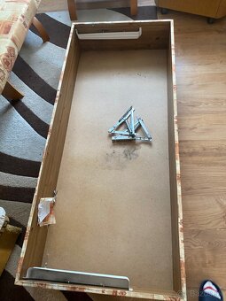 Posteľ a dve kreslá - 3