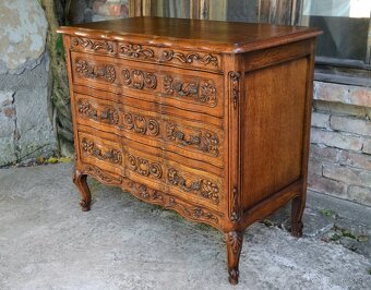 Vyrezávaná dubová komoda - 3