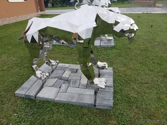 Socha z nehrdzavejúcej ocele. - 3