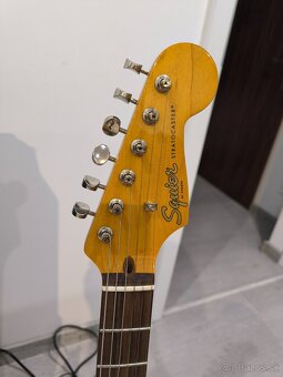 Fender Squier Stratocaster a Modeling guitar amp. VOX VT40X - 3